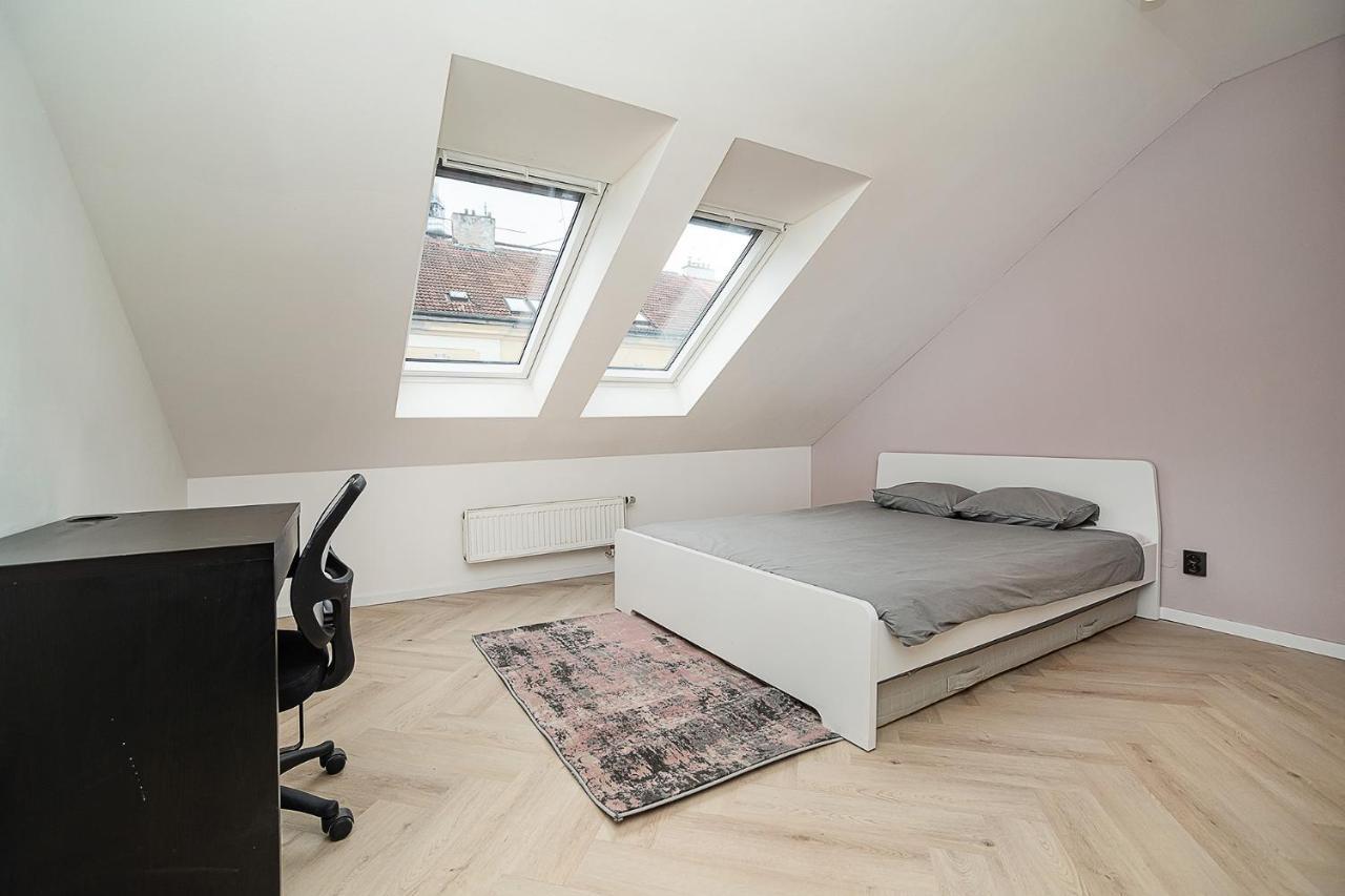 Big 4-Bedroom Flat, Terrace With Great Vitkov View Praga Exterior foto